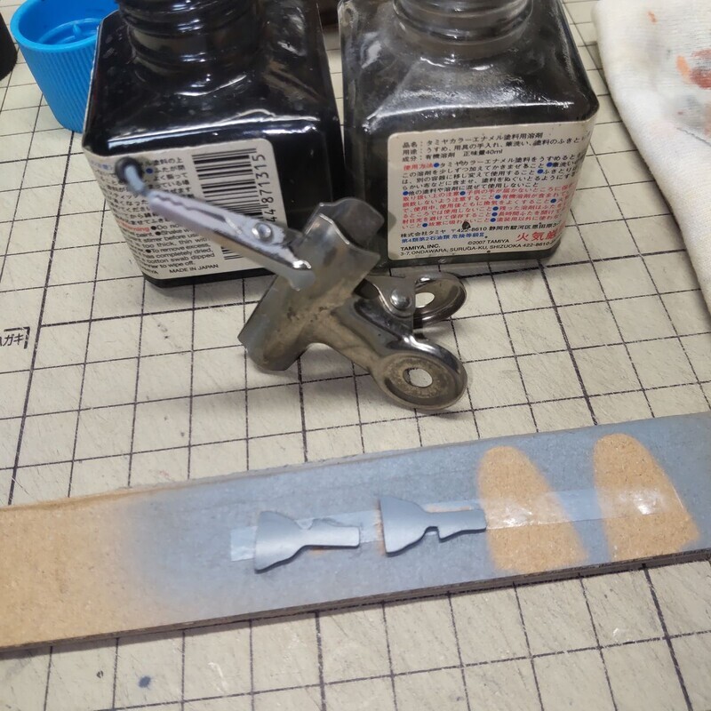 再塗装パーツにスミ入れ