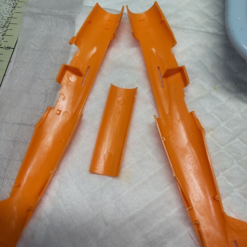胴体パーツのサフ準備