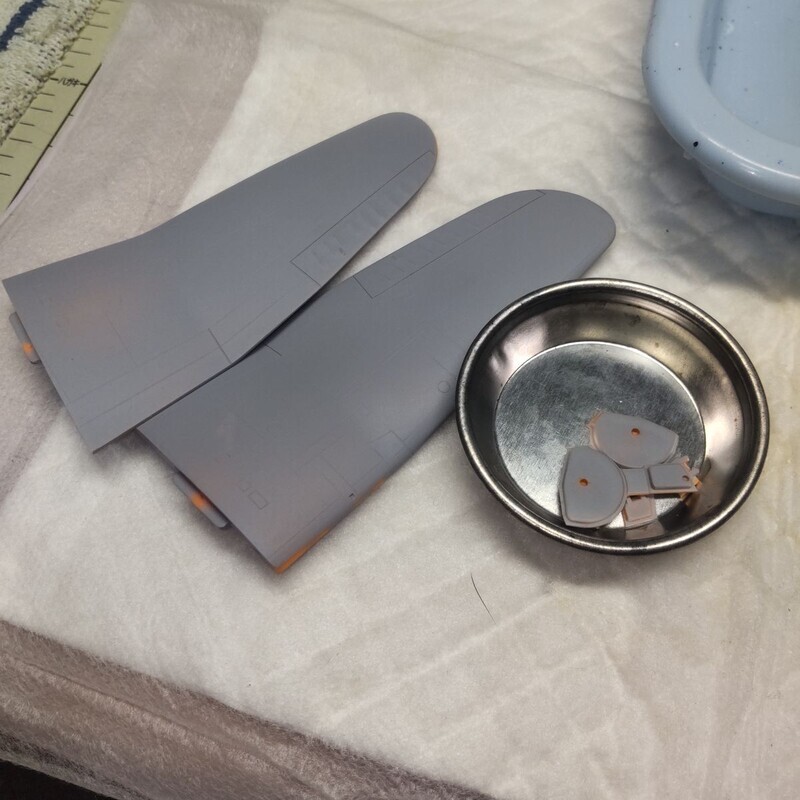 サフを吹いたパーツのヤスリがけ