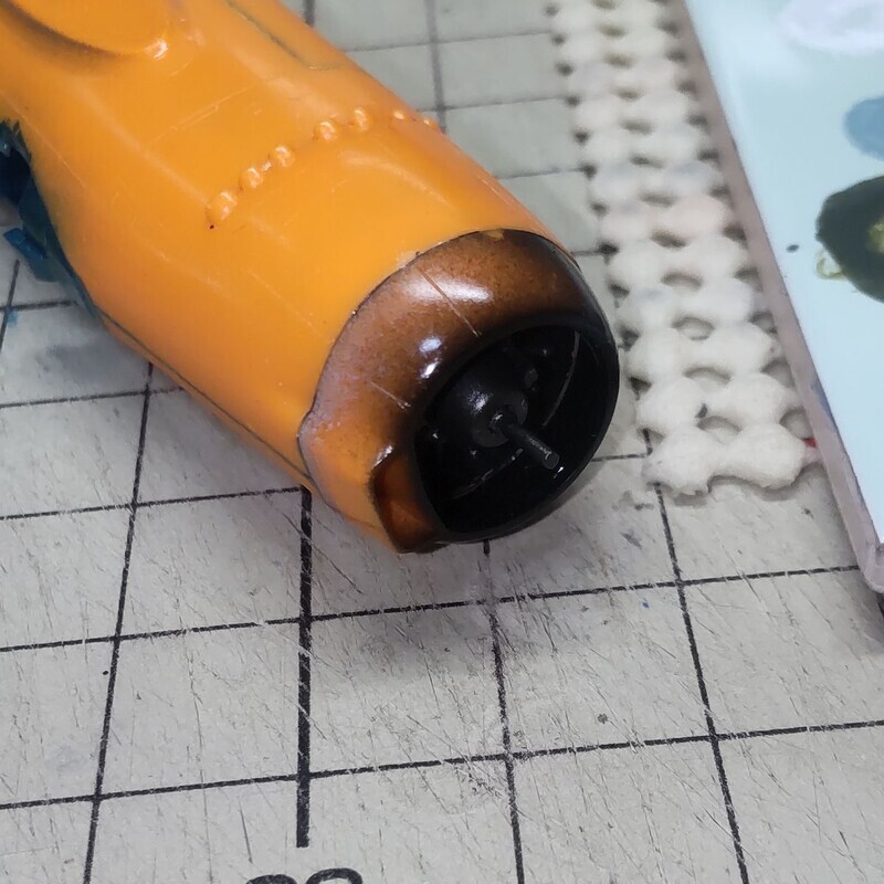 カウルとエンジンの接着。