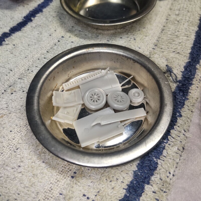 脚周りのパーツのヤスリがけ