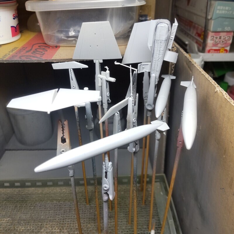 整形が終わったパーツにサフ