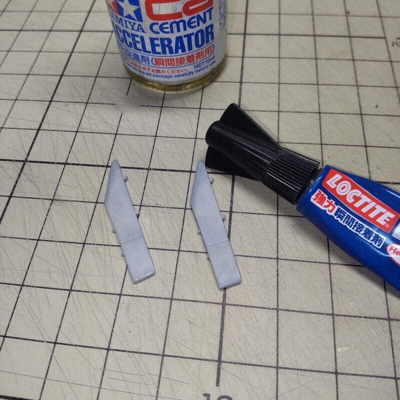 押しピン跡に瞬着盛り