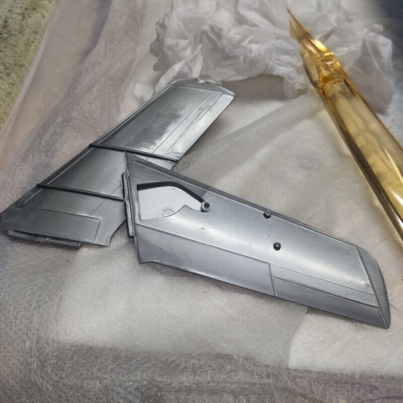 主翼のヤスリがけ。