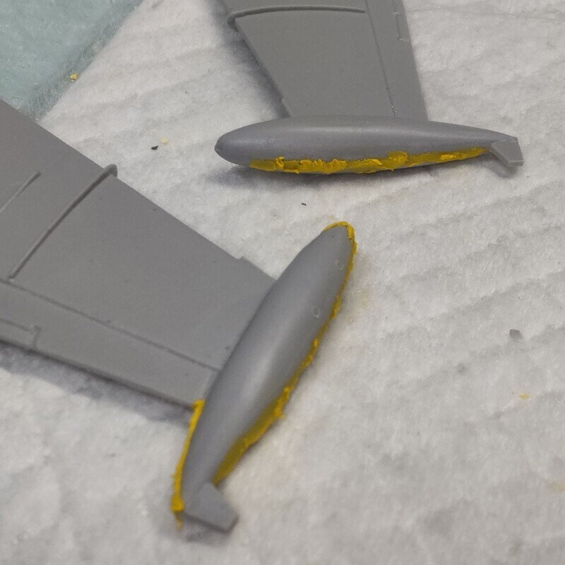 主翼のヤスリがけとパテ盛り