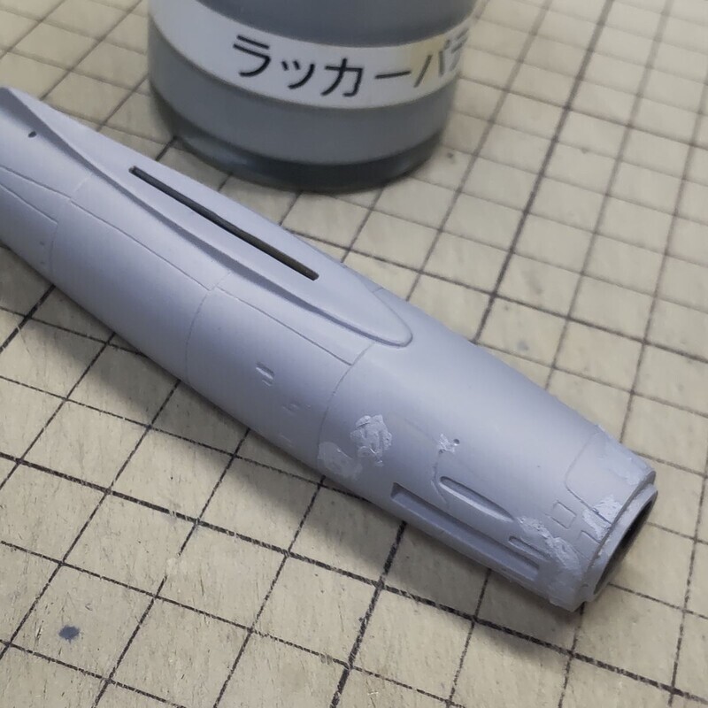 胴体のパテ盛り