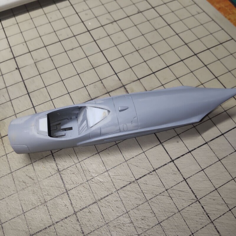 胴体のヤスリがけ