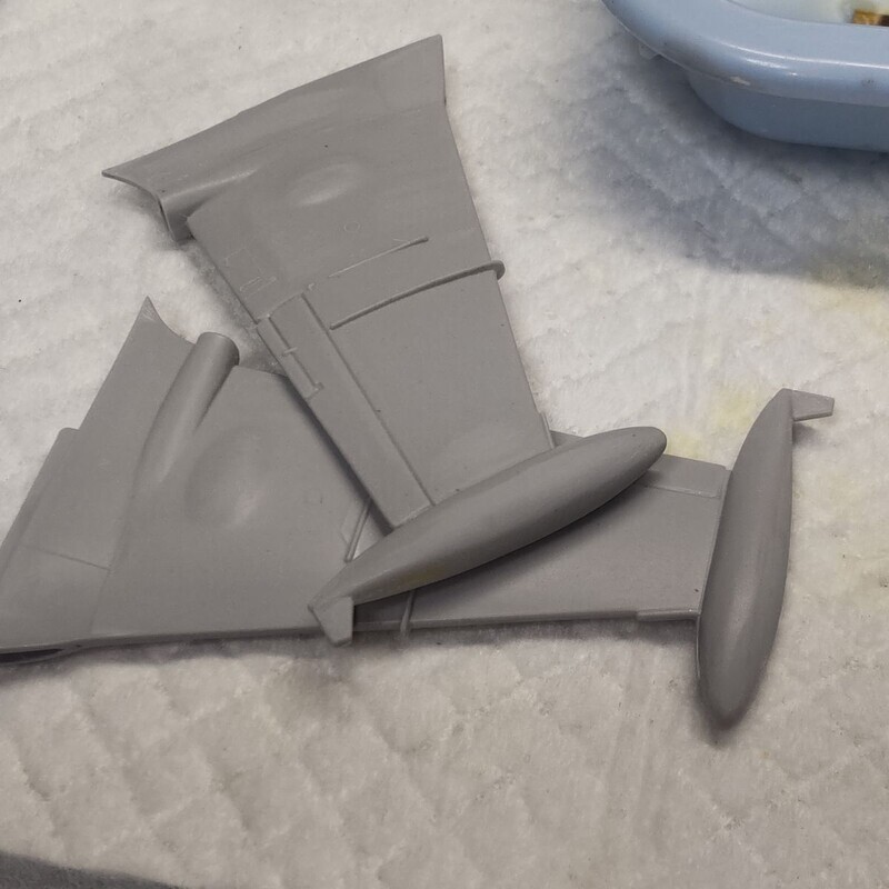 主翼のヤスリがけ