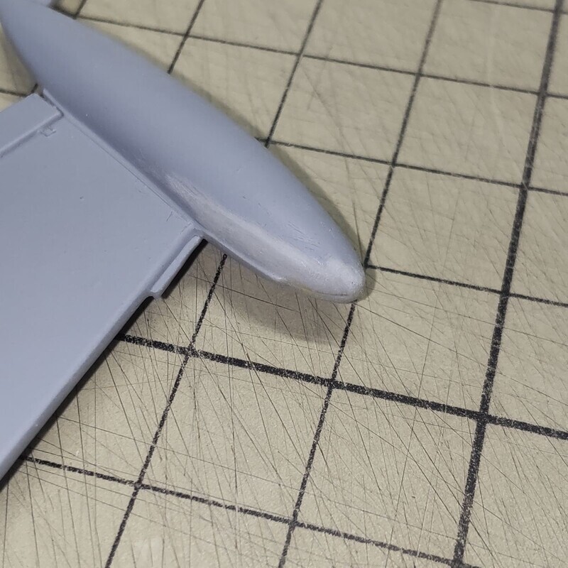 右翼のヤスリがけ。