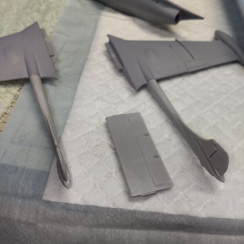 尾翼とテールのヤスリがけと接着