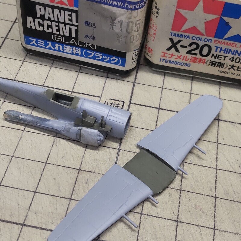 コクピットのスミ入れ