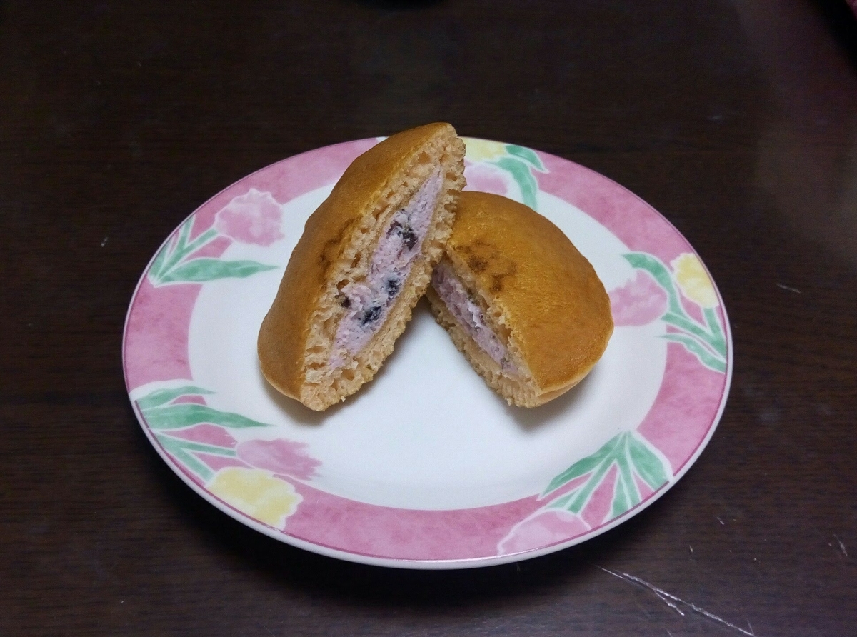 桜どら焼き(切ったところ)
