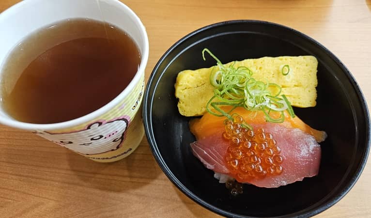 ちいかわ くら寿司 2枚 ビッくらポン お皿 くら寿司オリジナル！ちいかわデザインの寿司皿等が手に入る