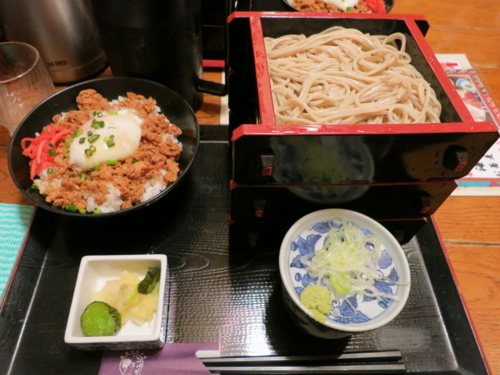 日替わり丼[鶏そぼろ丼]とお蕎麦セット(780円)+特盛り(0円)