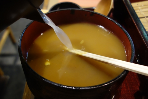 蕎麦湯を注ぐ