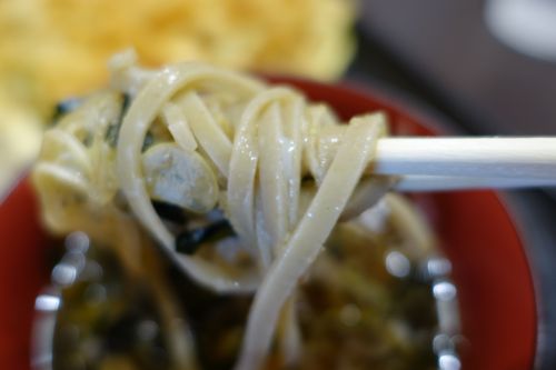 蕎麦を手繰る