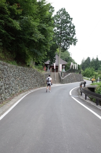 参道に道路が走る