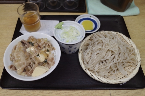 豚すき焼き丼とおそば【冷】のセット(790円)+そば大盛(100円)