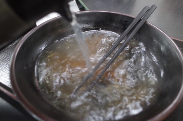 蕎麦湯を注ぐ