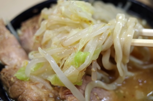 味噌つけ汁に麺を絡める