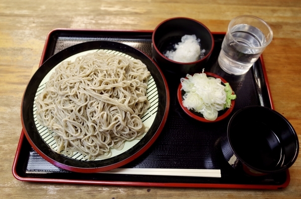 北海道摩周産地粉切り新蕎麦(800円)+鯖出汁変更+大根鬼おろし(50円)