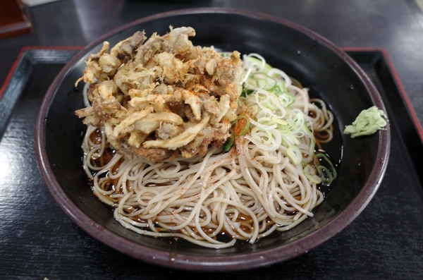 きのこ天を蕎麦に載せる