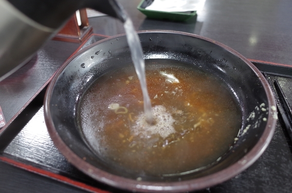 蕎麦湯を注ぐ