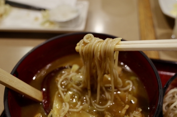 1/4のカレーせいろを手繰る