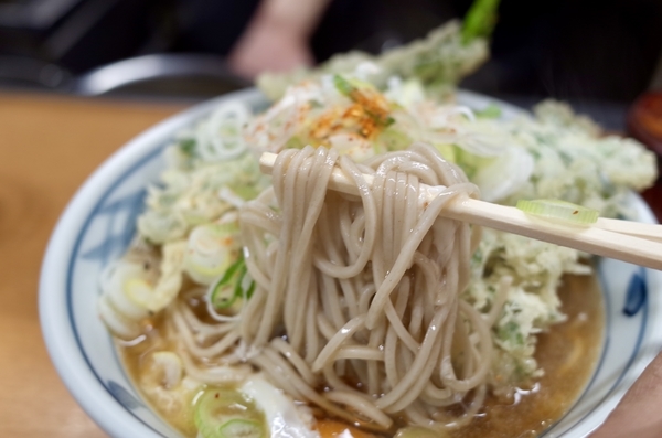 蕎麦を手繰る