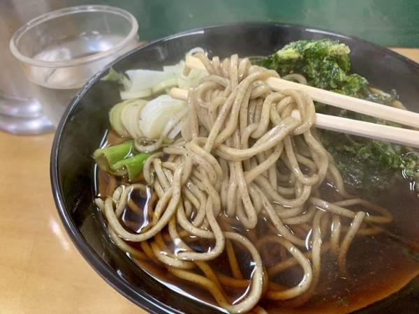 蕎麦を手繰る