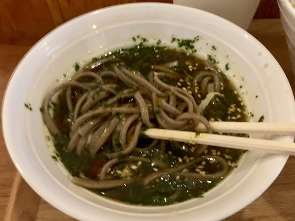 蕎麦をつけ汁に絡める