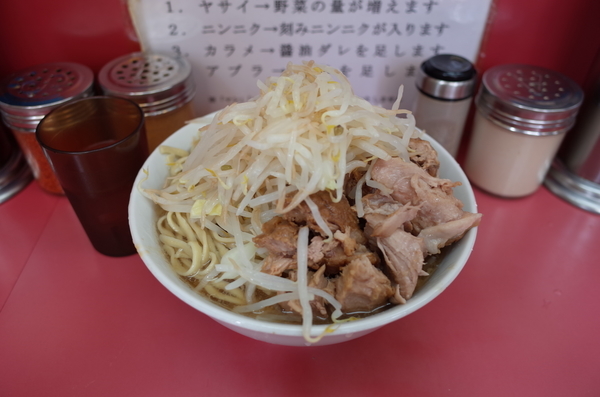 小ラーメン(750円)+豚増し券(150円)ヤサイ