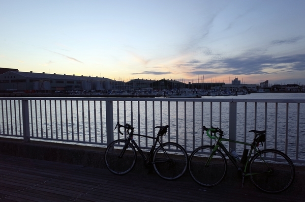 船橋港親水公園の夕陽とチャリ二台