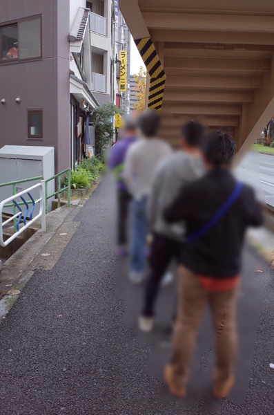 歩道橋下の行列