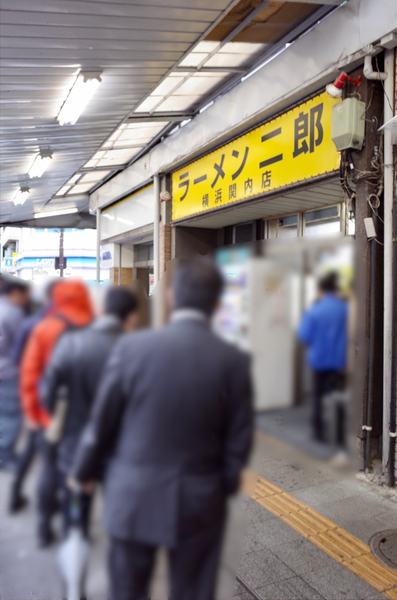 雨のラーメン二郎関内店