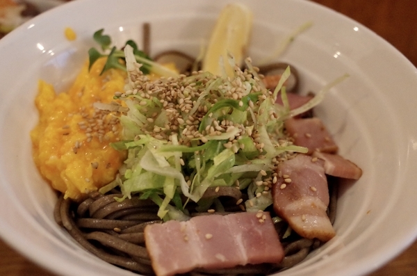 バジル温そばの蕎麦と具