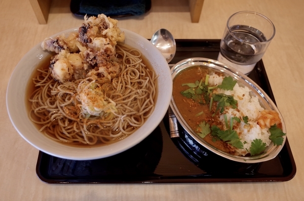 げそ天ぷらそば(490円)+大盛【1.5倍】(100円)+スパイシーチキンカレー【小