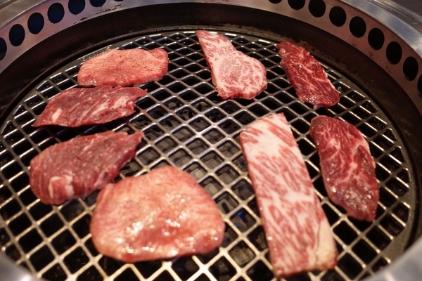 肉を並べる