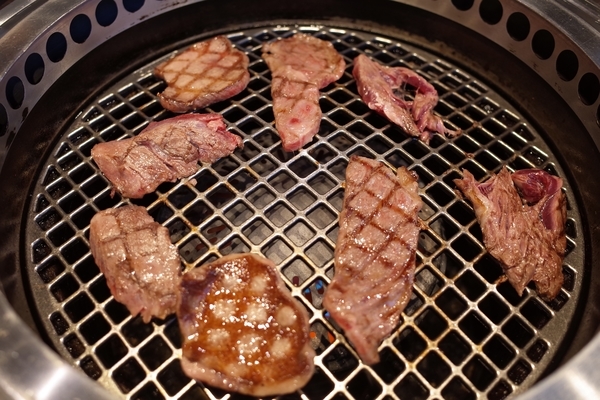 肉を焼く