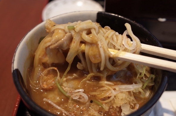 カレーつけ蕎麦を手繰る