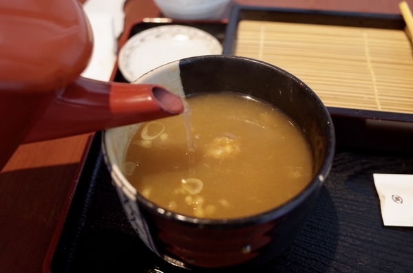 蕎麦湯を注ぐ