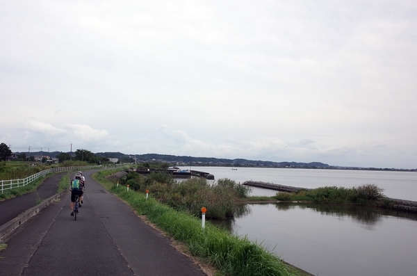 湖岸を南東へ進む