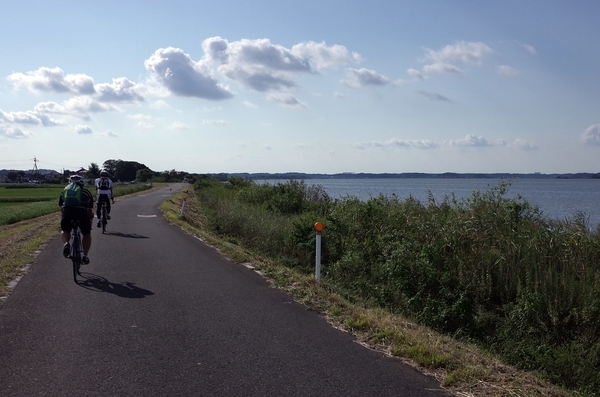 湖岸を更に進む