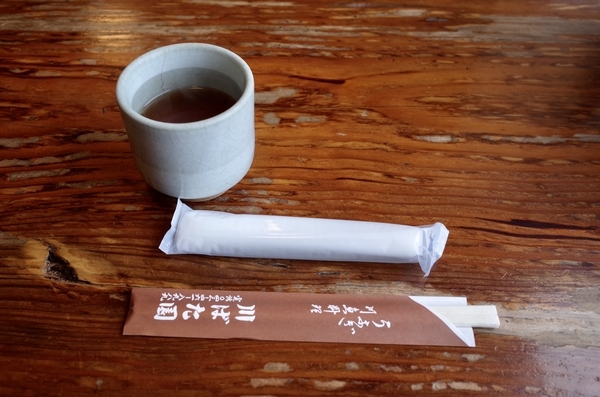 ほうじ茶と紙おしぼりとお手元