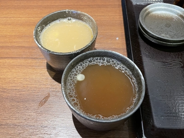 2色の蕎麦湯