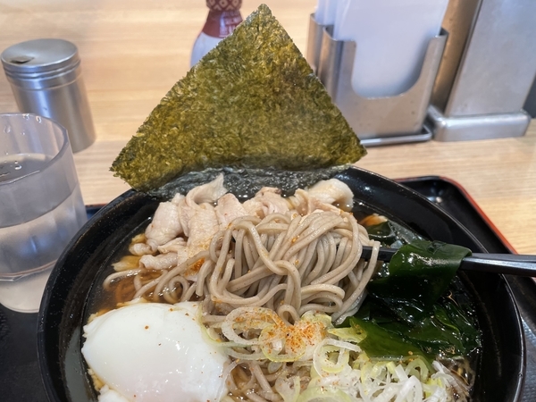 肉富士そばを手繰る