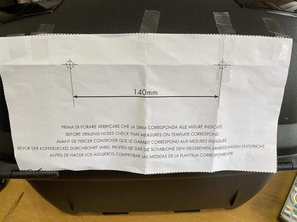 型紙を貼りつける