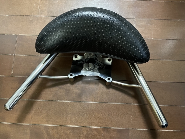 取り外したキタコのタンデムバックレスト