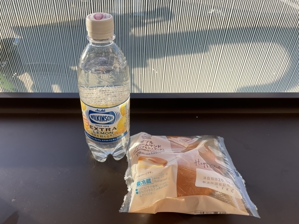 コンビ二のイートインコーナー