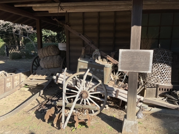納屋の前の展示